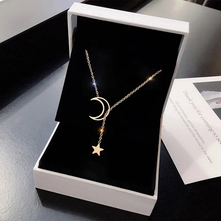 Elegante collana girocollo con ciondolo a forma di stella e luna in oro per donna