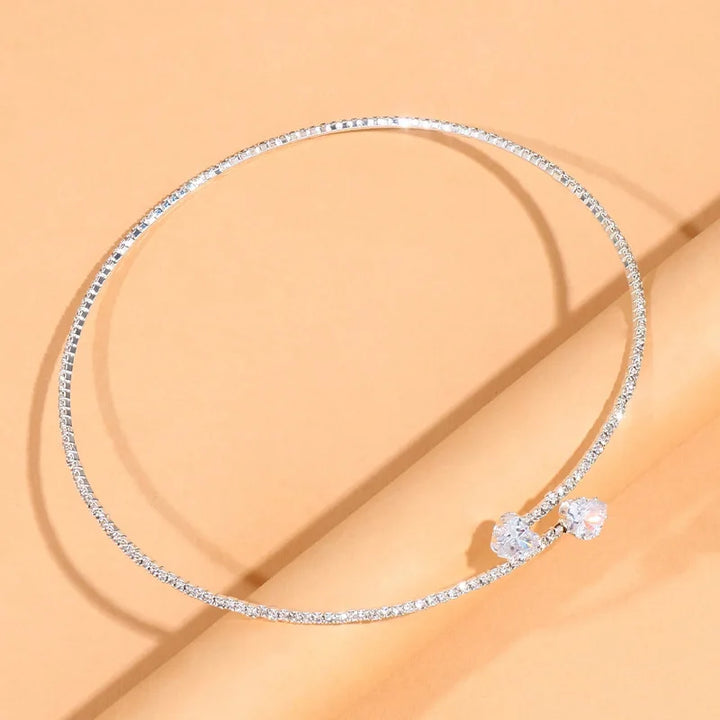 Collana girocollo con cuore di strass – Semplice accessorio di gioielleria con colletto aperto