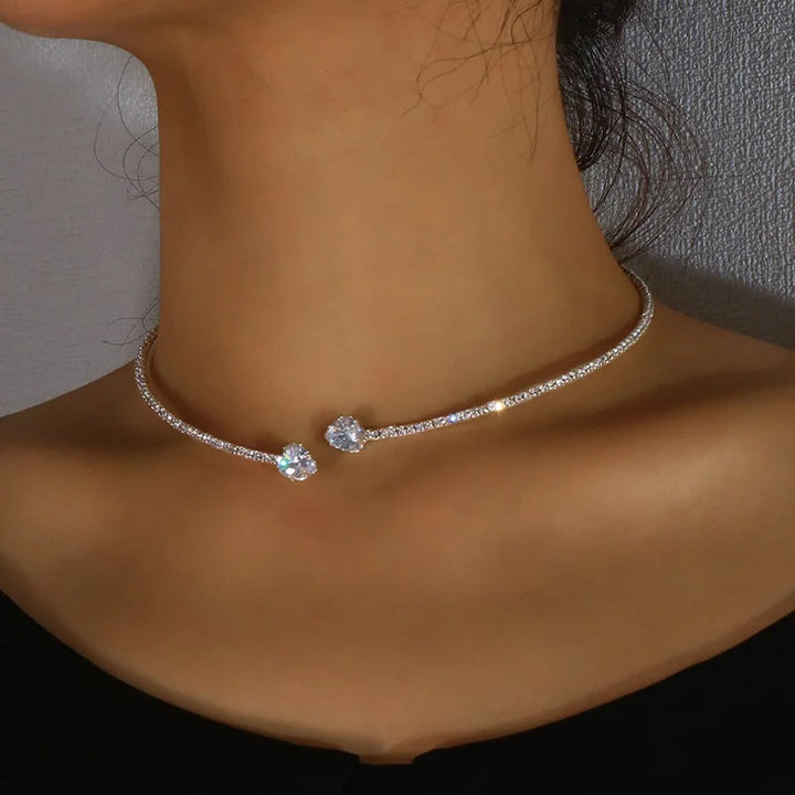 Collana girocollo con cuore di strass – Semplice accessorio di gioielleria con colletto aperto